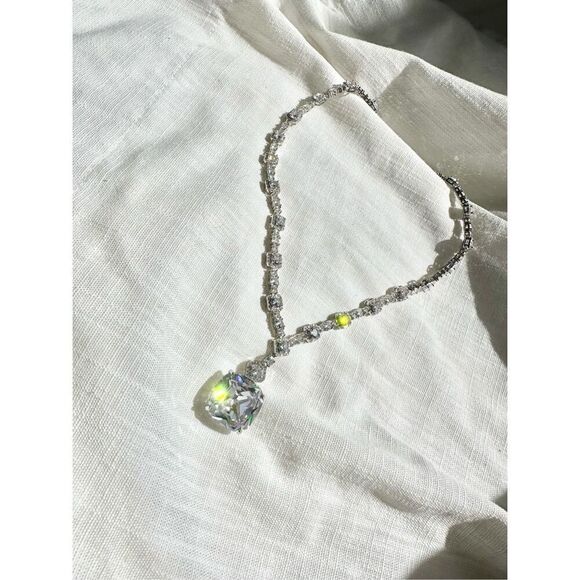 Stunning cushion cut cubic zirconia statement necklace - Picture 3 of 15